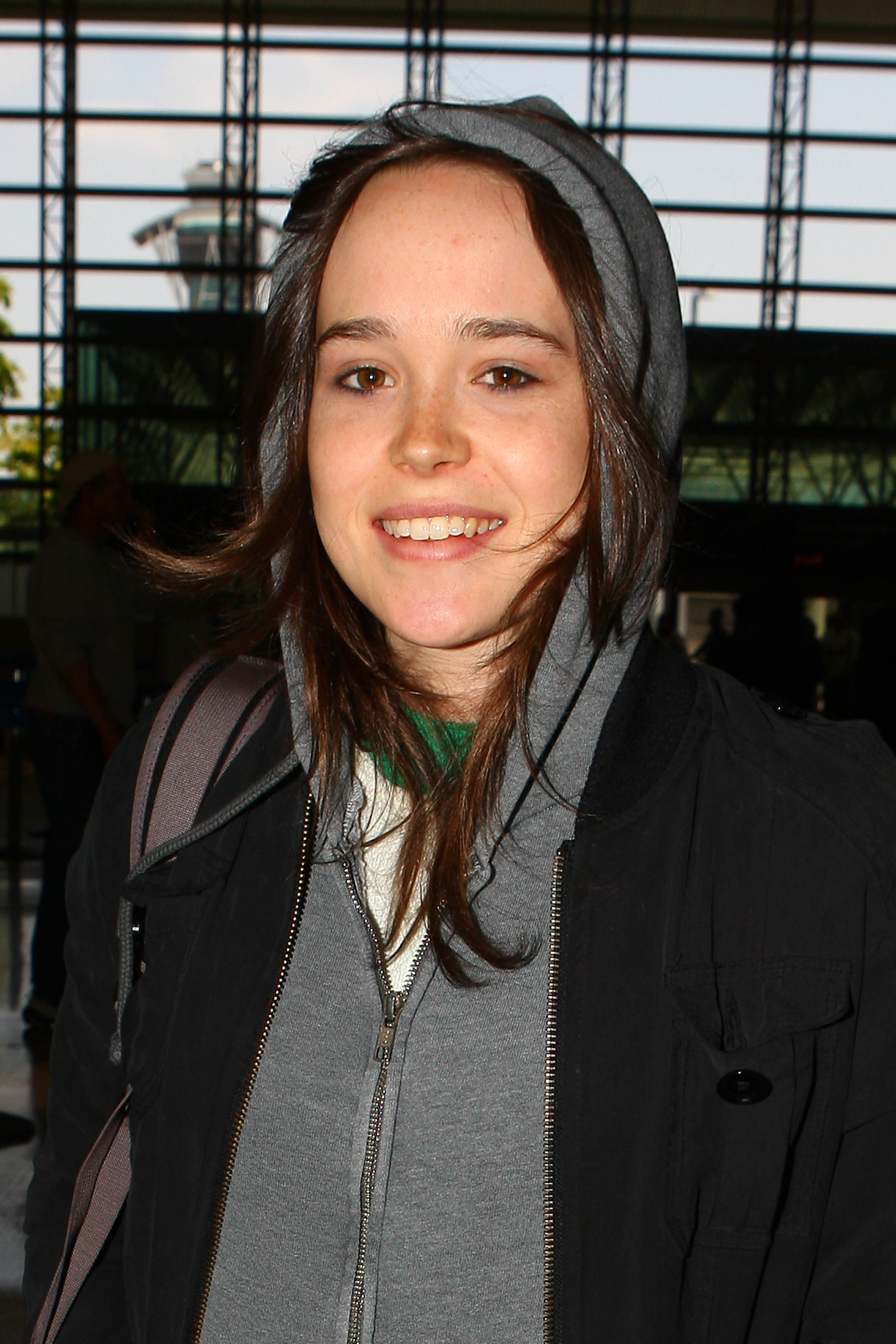 brunettes, women, Ellen Page, actress, smiling, hoodies - desktop wallpaper
