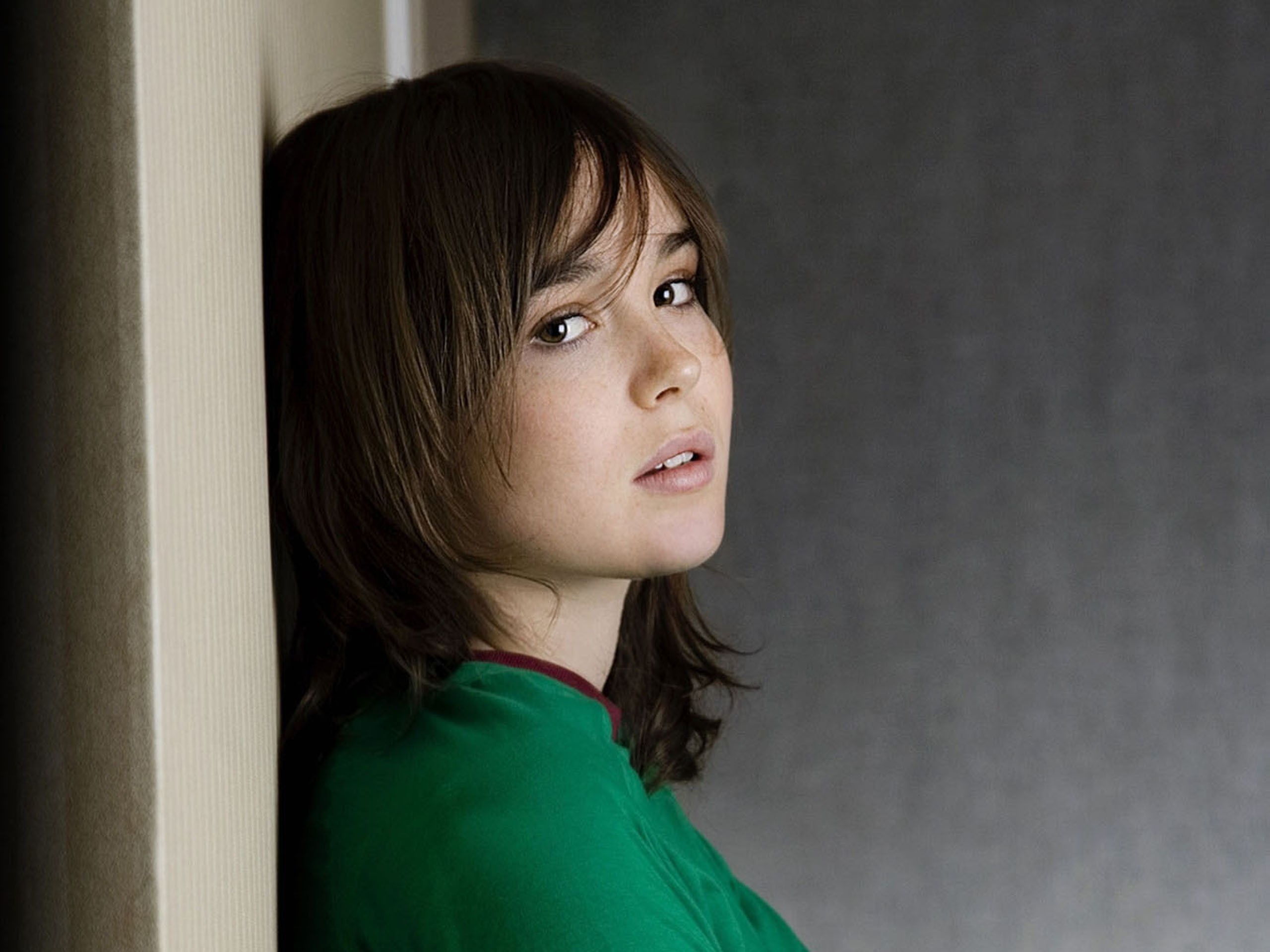 brunettes, women, Ellen Page, actress, celebrity, short hair, gray background - desktop wallpaper