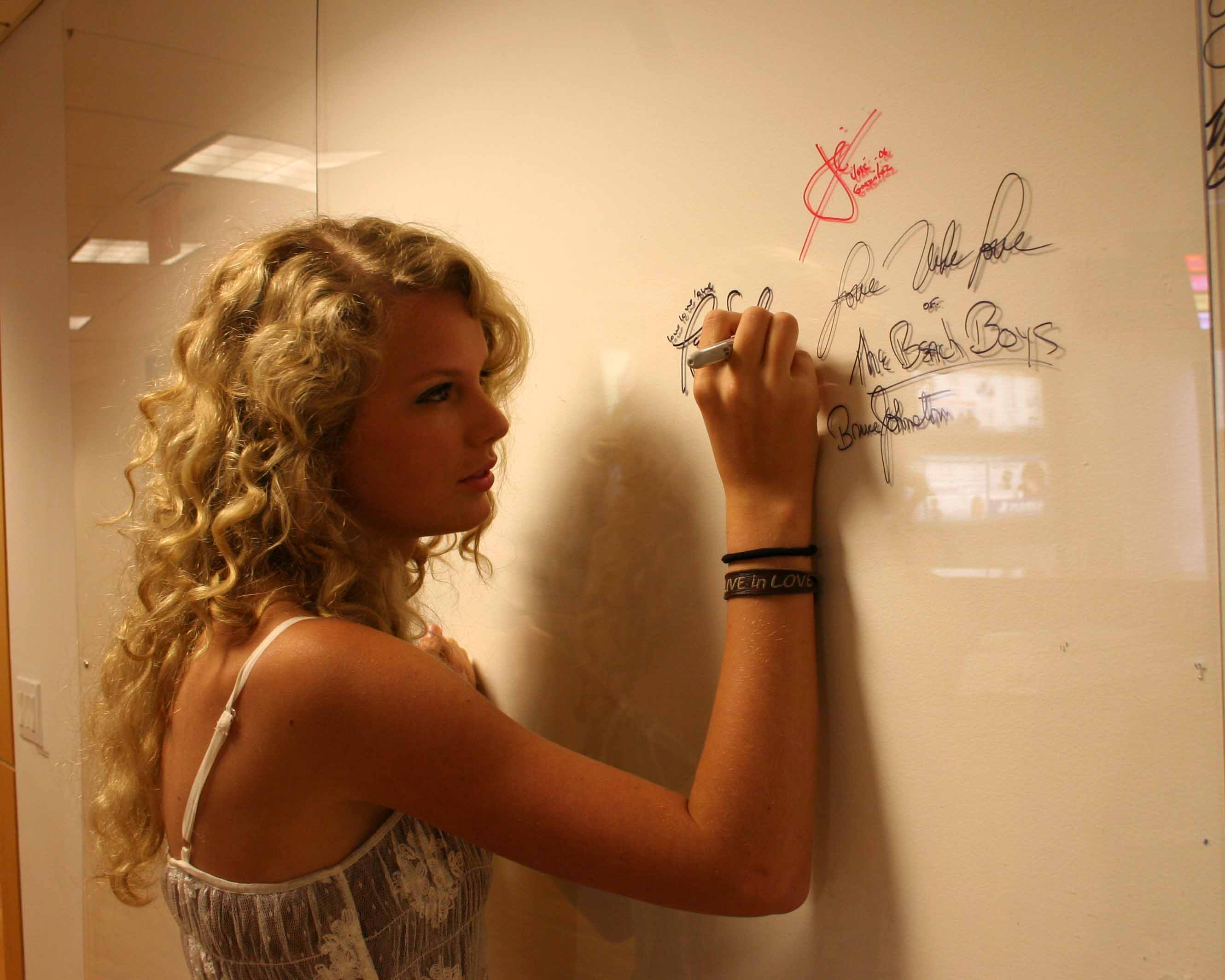 blondes, women, Taylor Swift, celebrity, signatures, Sharpie marker - desktop wallpaper