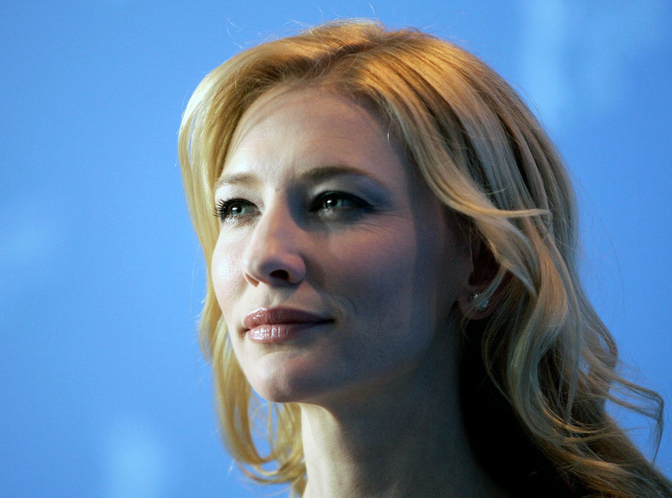 blondes, women, actress, Cate Blanchett, blue background - desktop wallpaper