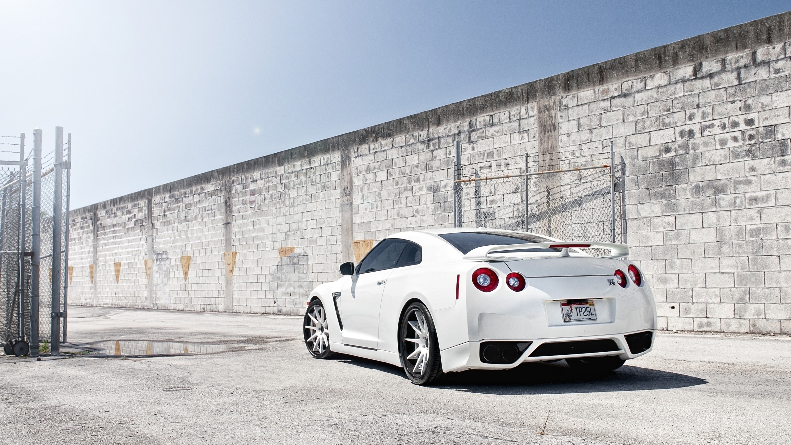 white, wall, cars, Nissan GT-R R35 - desktop wallpaper