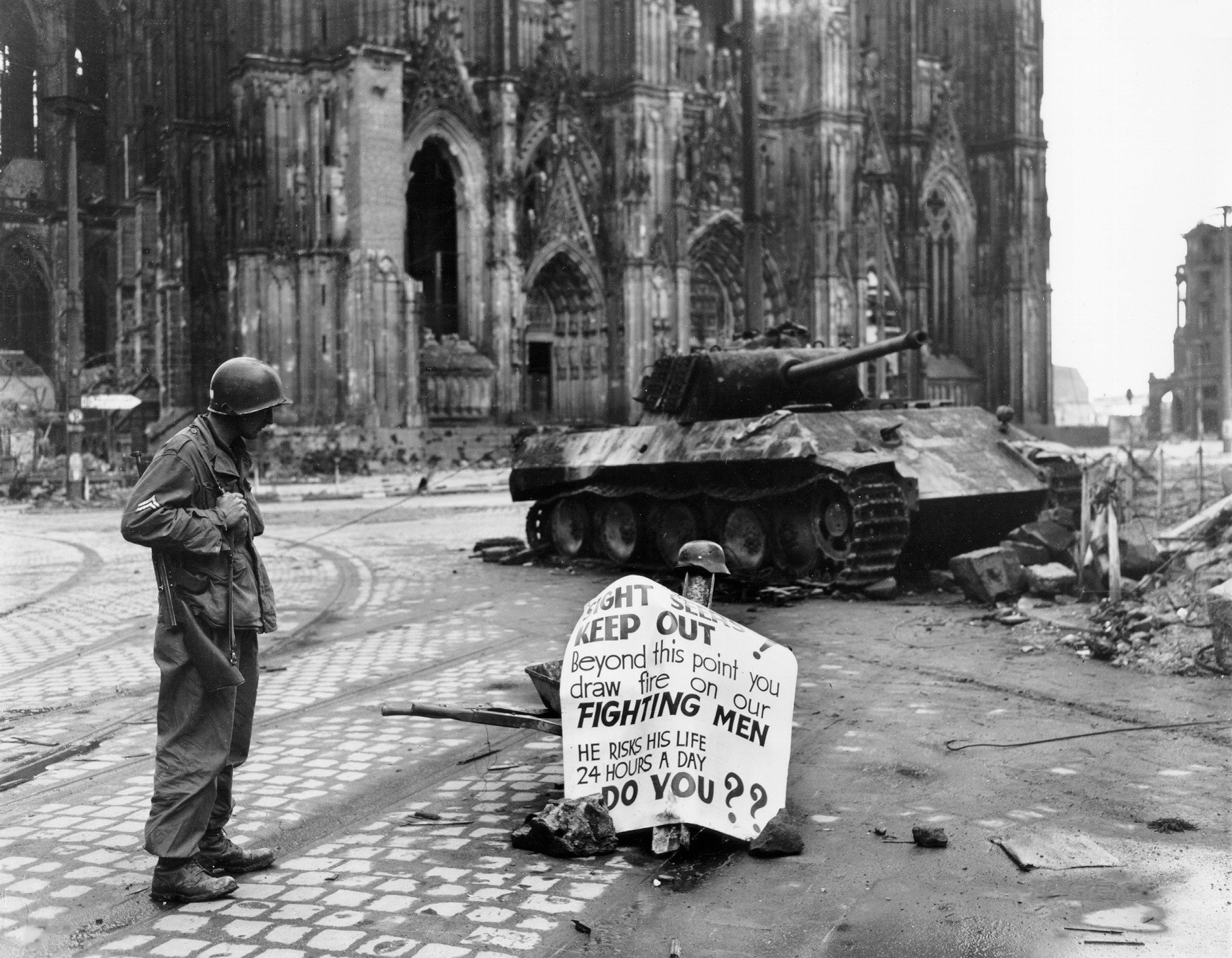 ruins, cityscapes, streets, soldier, architecture, buildings, tanks, World War II, monochrome, historic, cathedrals, Colonization, Cologne, Vienna, old photography, Panther tank - desktop wallpaper