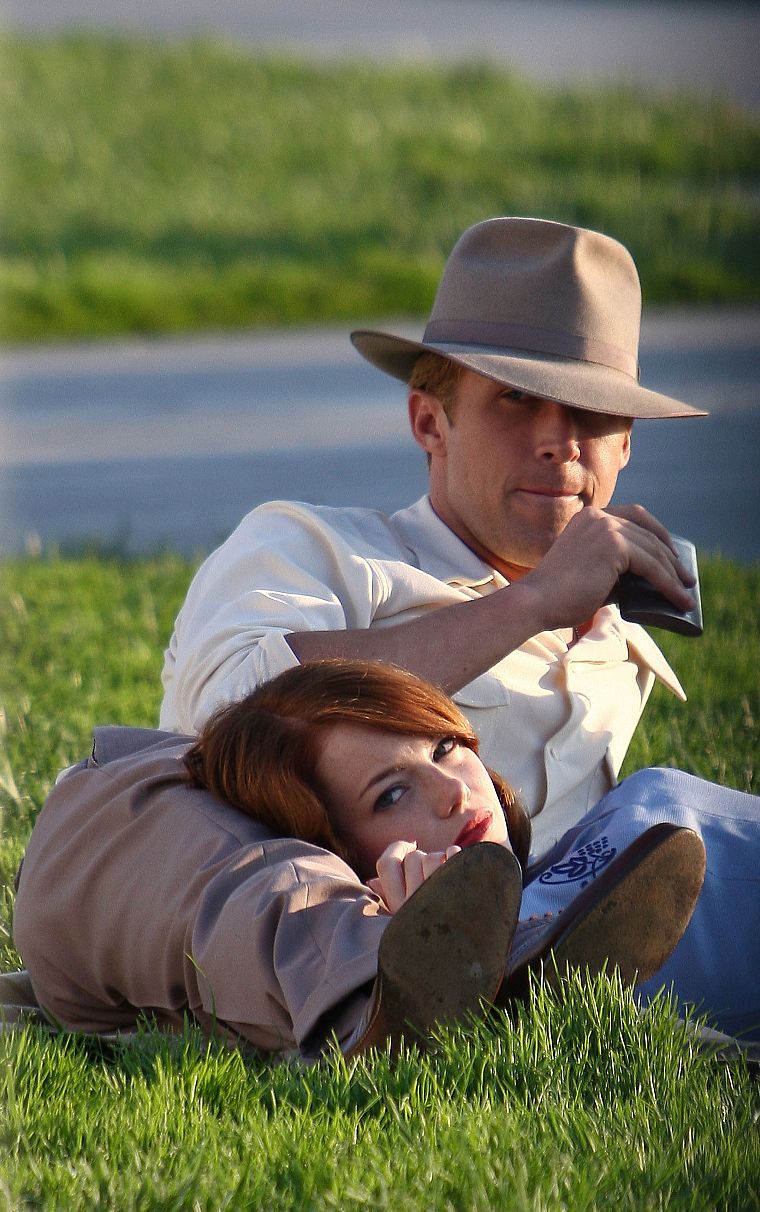 women, movies, grass, Emma Stone, Ryan Gosling, hats - desktop wallpaper