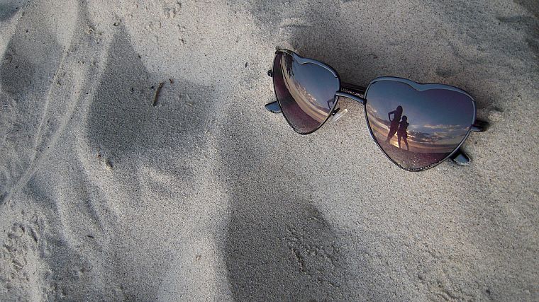 sand, glasses - desktop wallpaper