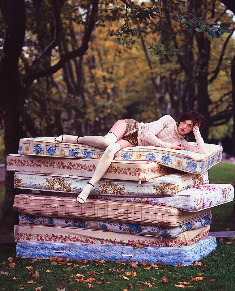 Milla Jovovich, mattress - desktop wallpaper