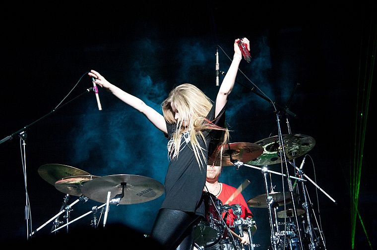 Avril Lavigne, drums - desktop wallpaper