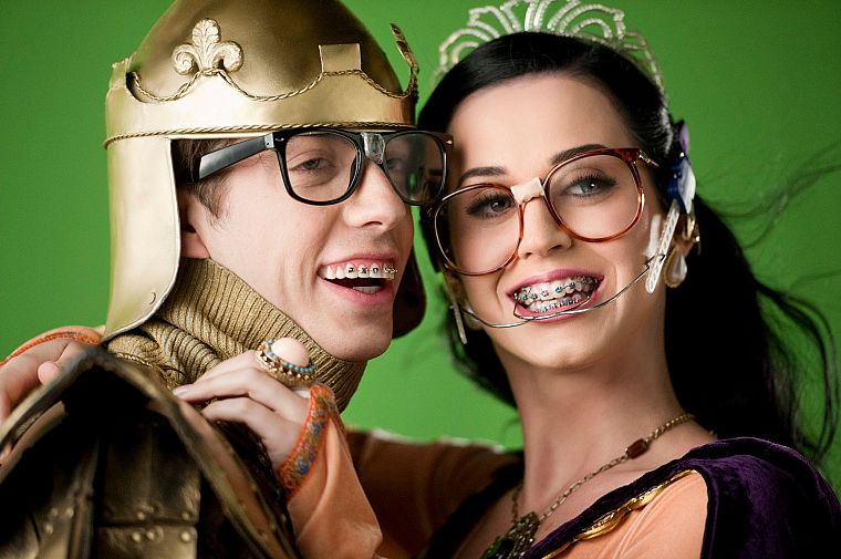 Katy Perry, king, Queen, singers, bracelets, braces, girls with glasses - desktop wallpaper
