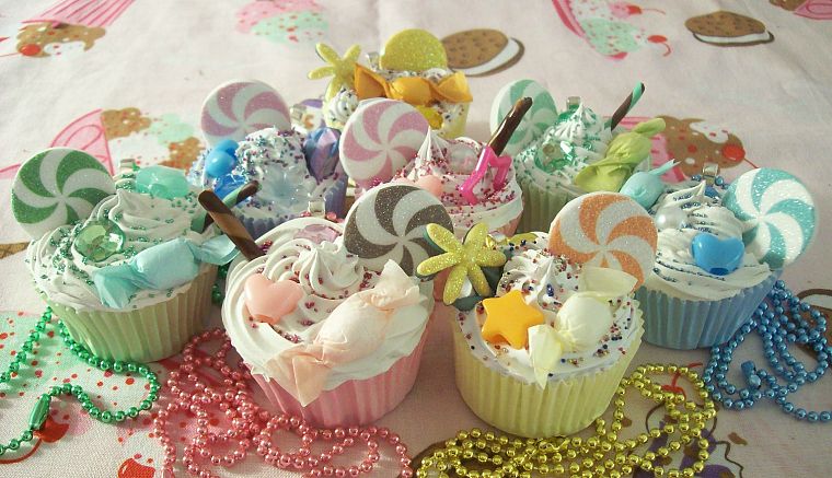 cupcakes, beads, candies, dessert - desktop wallpaper