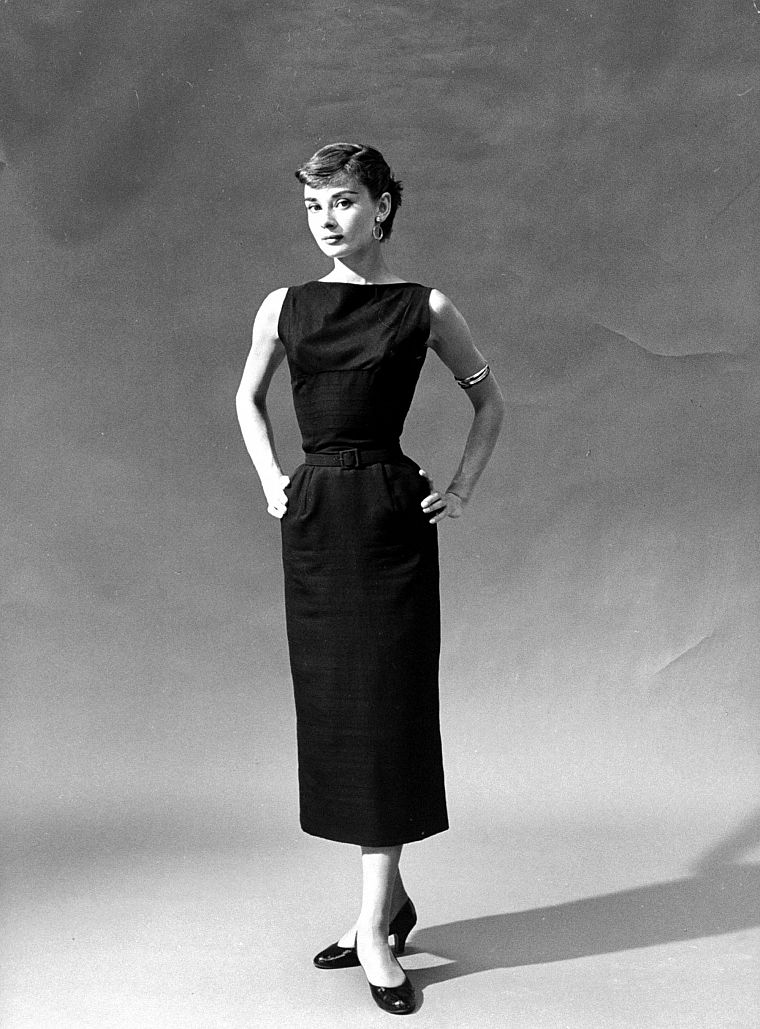 Audrey Hepburn, grayscale - desktop wallpaper