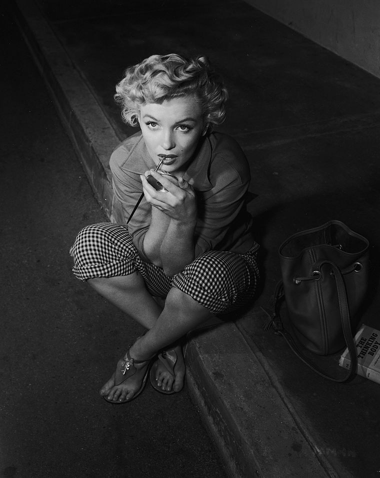 Marilyn Monroe, grayscale, sidewalks - desktop wallpaper