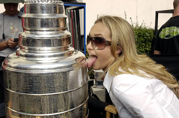 blondes, women, actress, Hayden Panettiere, celebrity, licking, sunglasses, stanley cup - desktop wallpaper