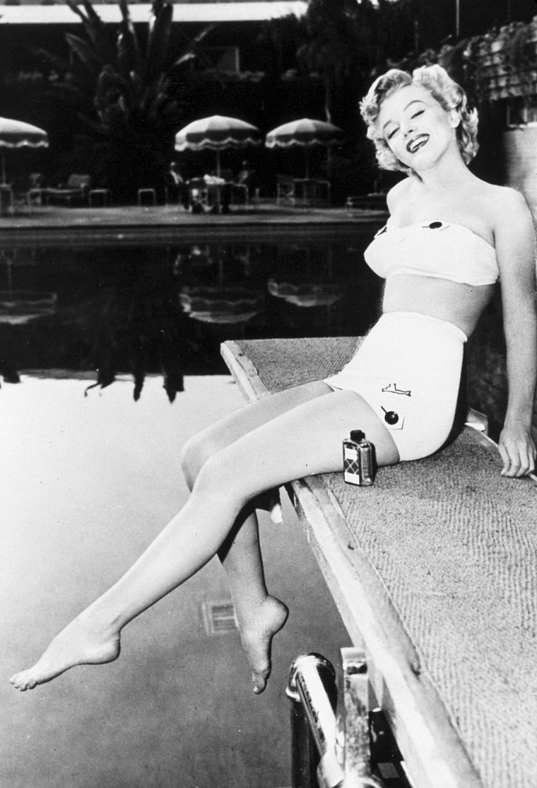 Marilyn Monroe, grayscale, swimming pools, diving board - desktop wallpaper