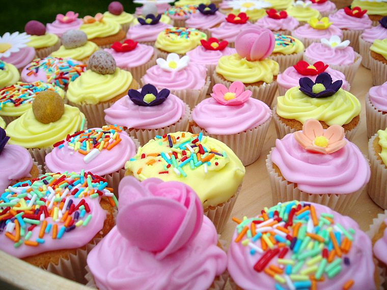 cupcakes, sprinkles, dessert, icing - desktop wallpaper