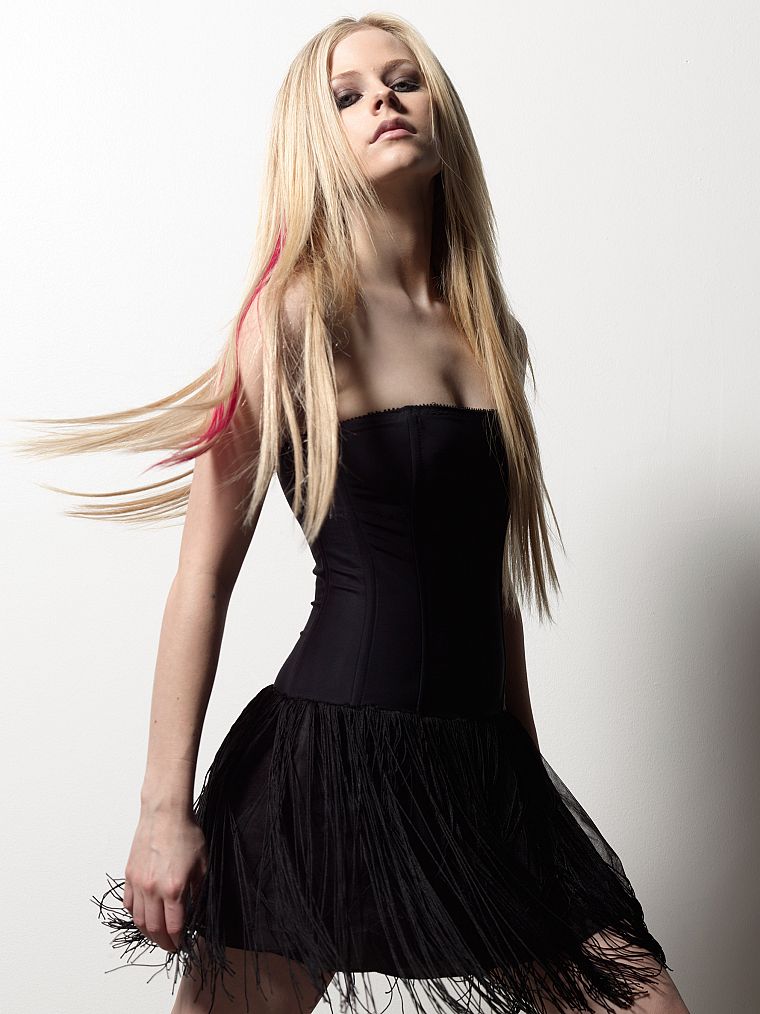 Avril Lavigne, black dress - desktop wallpaper
