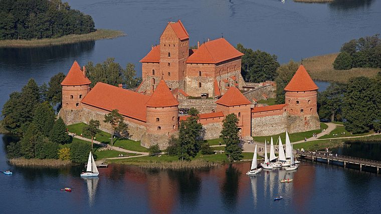 Lithuania, Trakai, castle - desktop wallpaper