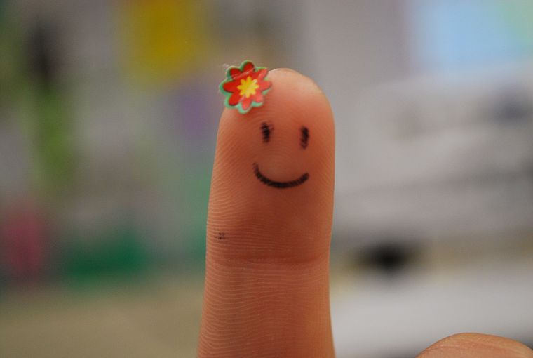 fingers, smiling - desktop wallpaper