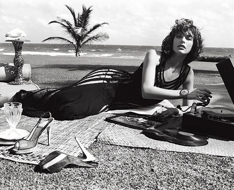 women, actress, retro, high heels, grayscale, monochrome, Milla Jovovich, beaches - desktop wallpaper