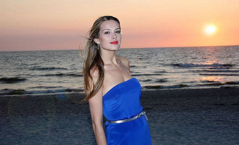blondes, women, sunset, Petra Nemcova, blue dress, beaches - desktop wallpaper