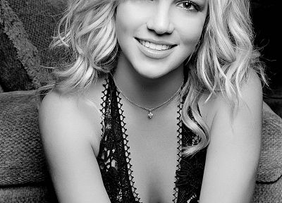 Britney Spears, grayscale, smiling - desktop wallpaper