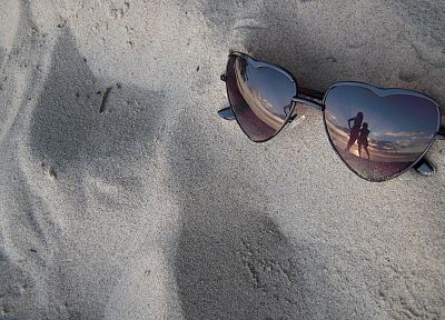 sand, glasses - random desktop wallpaper