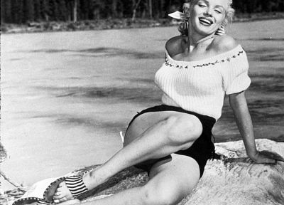 Marilyn Monroe, grayscale - related desktop wallpaper