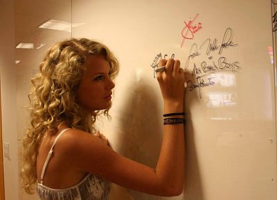 blondes, women, Taylor Swift, celebrity, signatures, Sharpie marker - desktop wallpaper