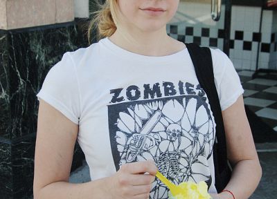 women, Avril Lavigne, zombies, t-shirts - desktop wallpaper