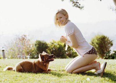 blondes, women, Kristen Bell, grass, dogs, outdoors, celebrity, pets - related desktop wallpaper
