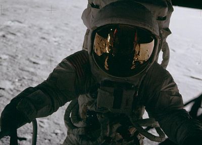 Moon, astronauts - random desktop wallpaper