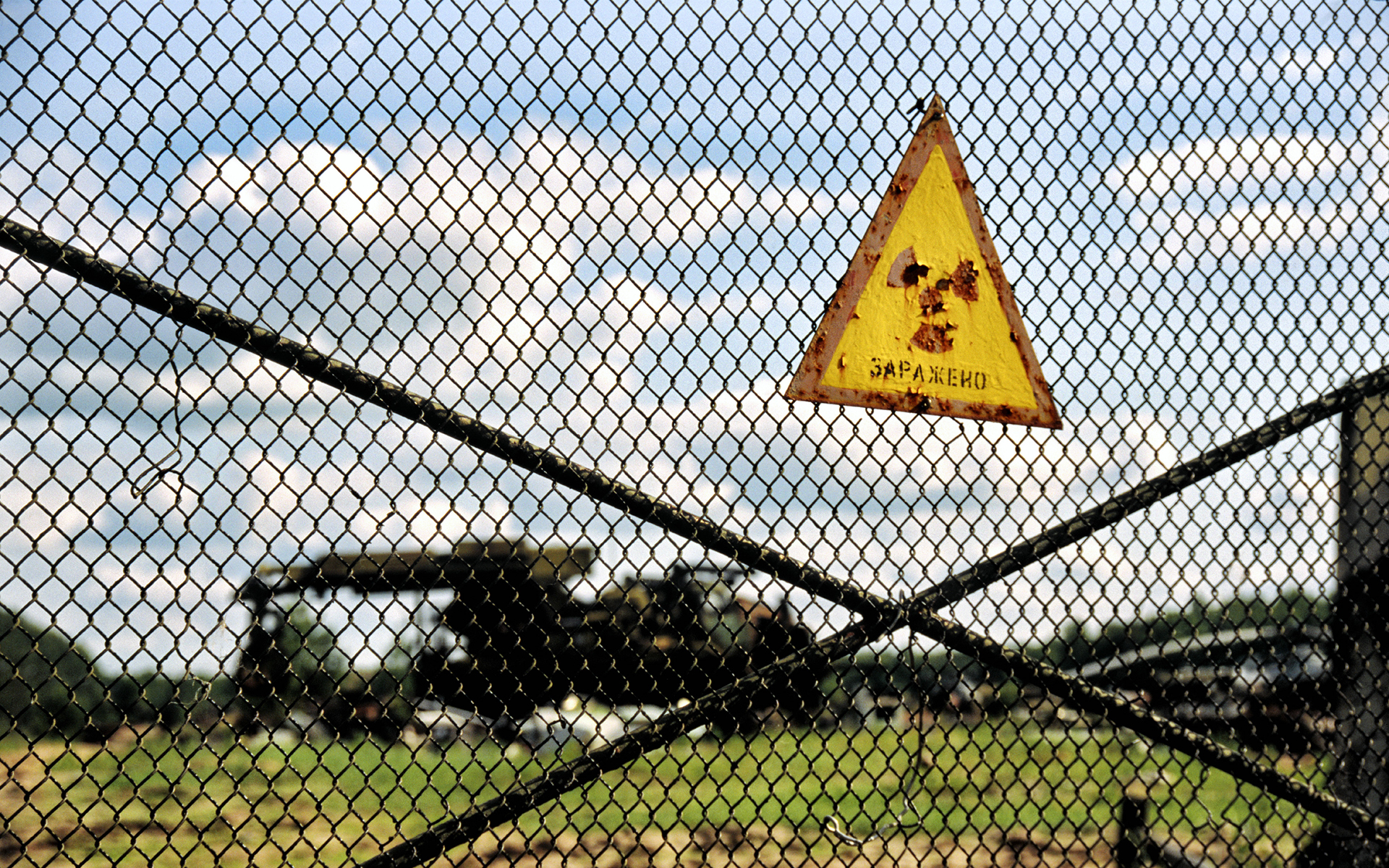 signs, Chernobyl, radioactive, Ukraine, cemetery, chain link fence - desktop wallpaper
