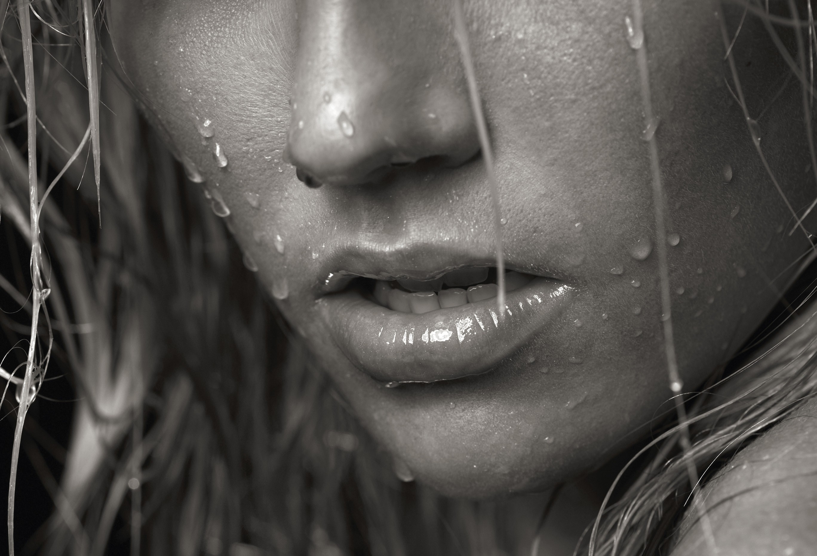 women, close-up, rain, wet, lips, monochrome, sweaty, Juliane Raschke, dripping - desktop wallpaper
