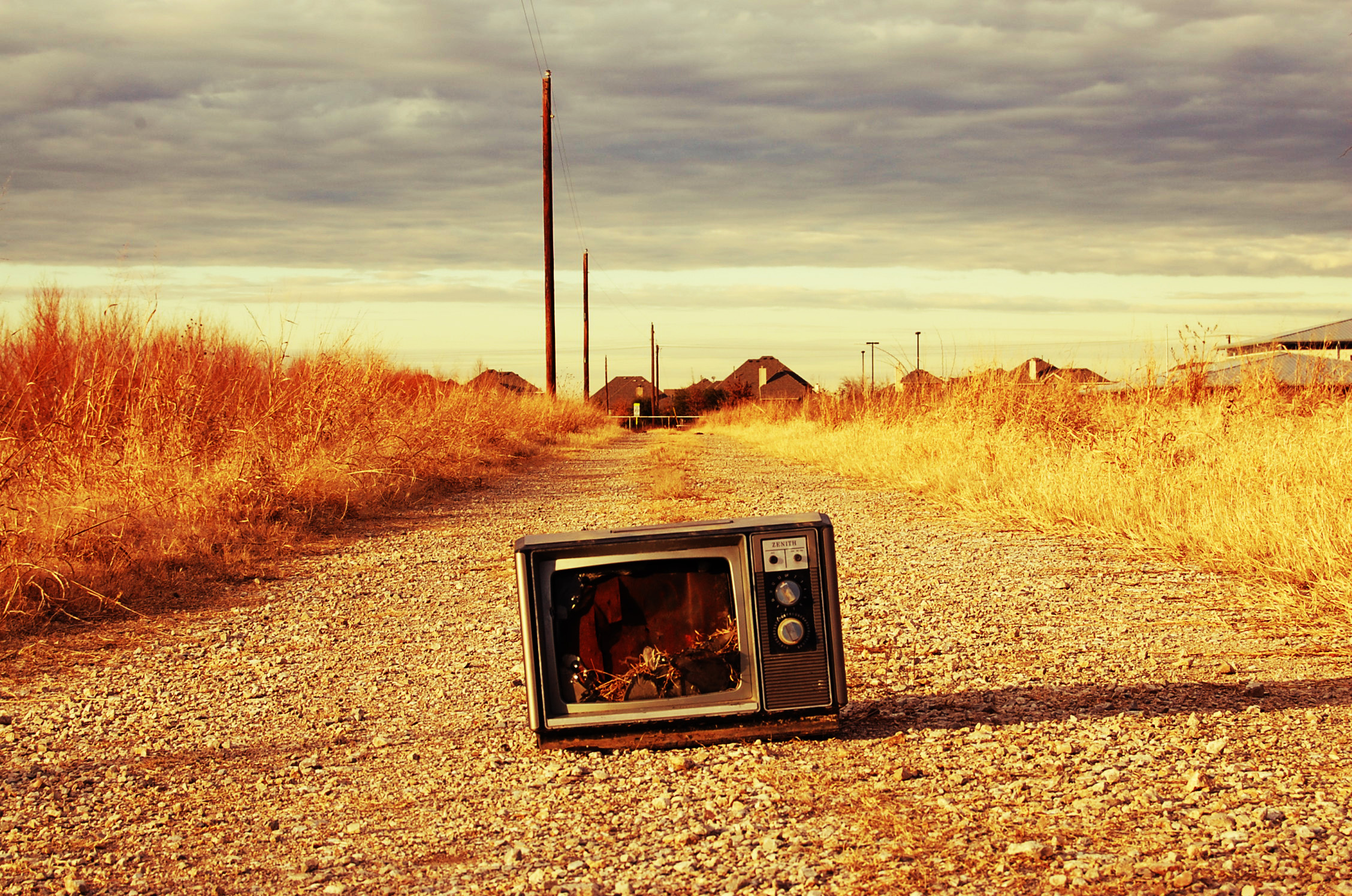 Озвучивай телевизор. Старый телевизор. Старинный телевизор. Телевизор в поле. Ретро телевизор.