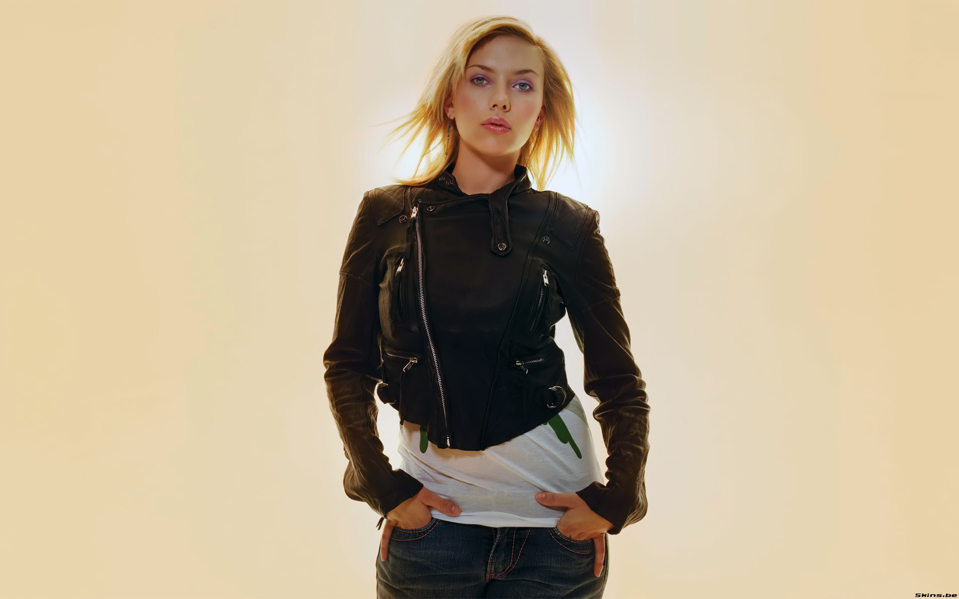 blondes, women, Scarlett Johansson, actress, simple background - desktop wallpaper