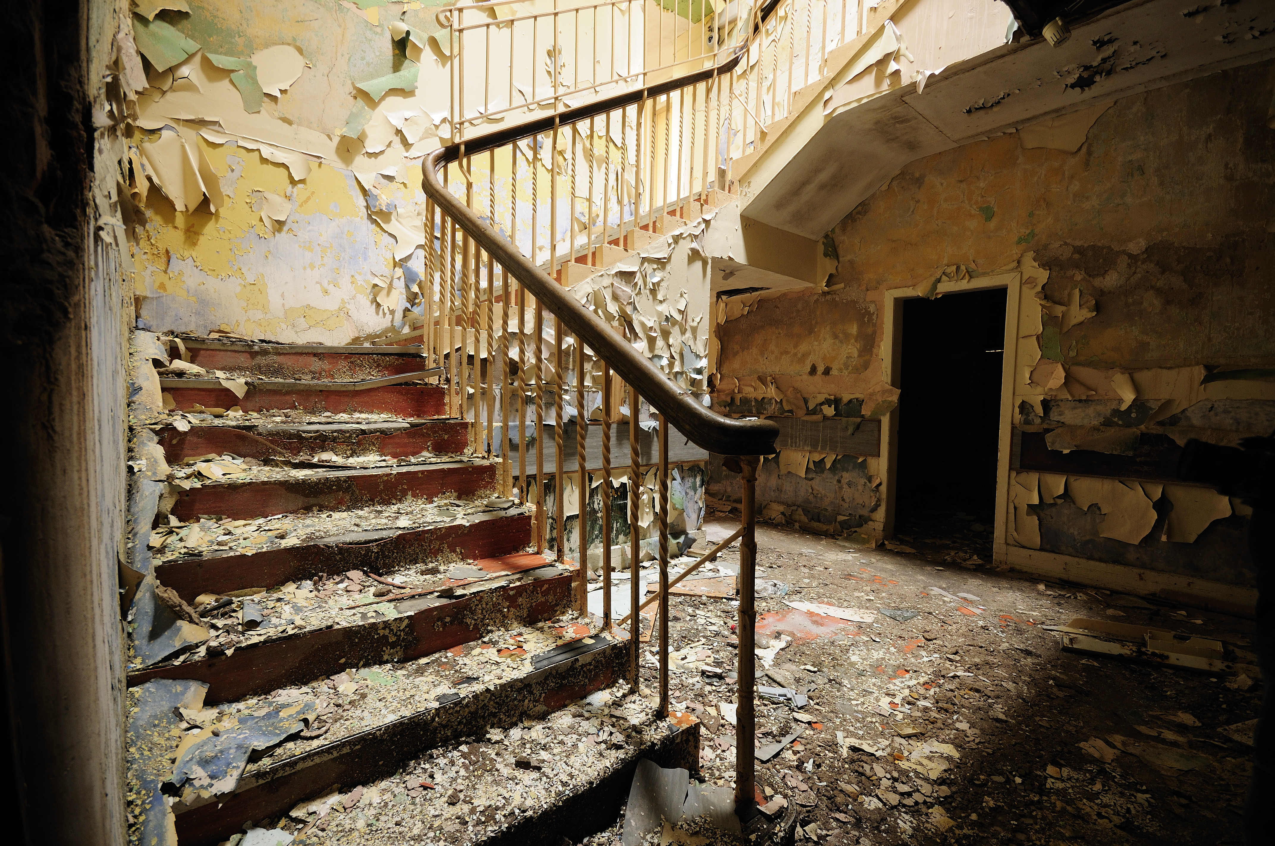 Разрушенный подъезд. Старинная лестница. Разрушенная лестница. Старая деревянная лестница. Лестница в ЗАБРОШКЕ.
