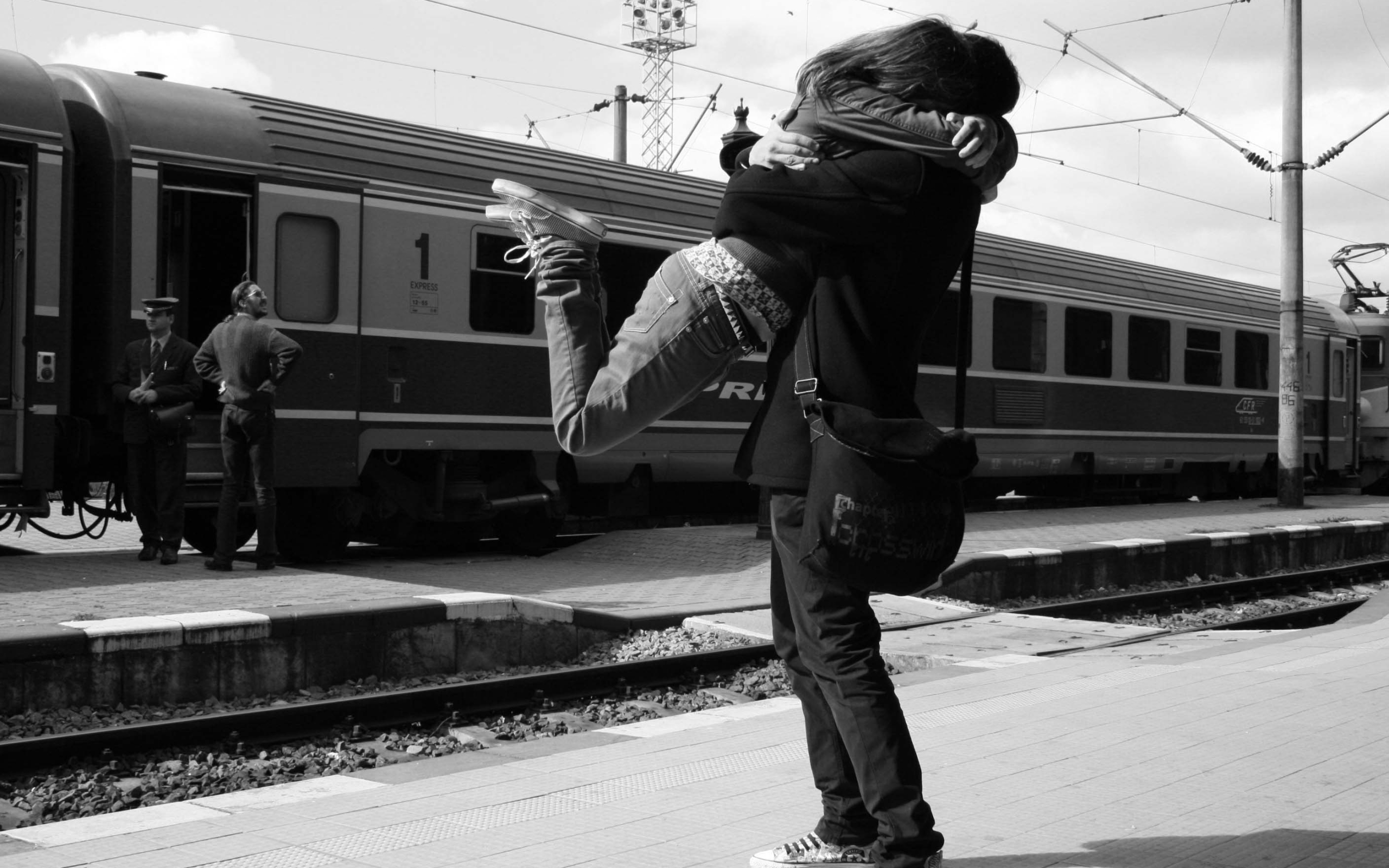 train stations, grayscale, monochrome, lovers, hugging - desktop wallpaper
