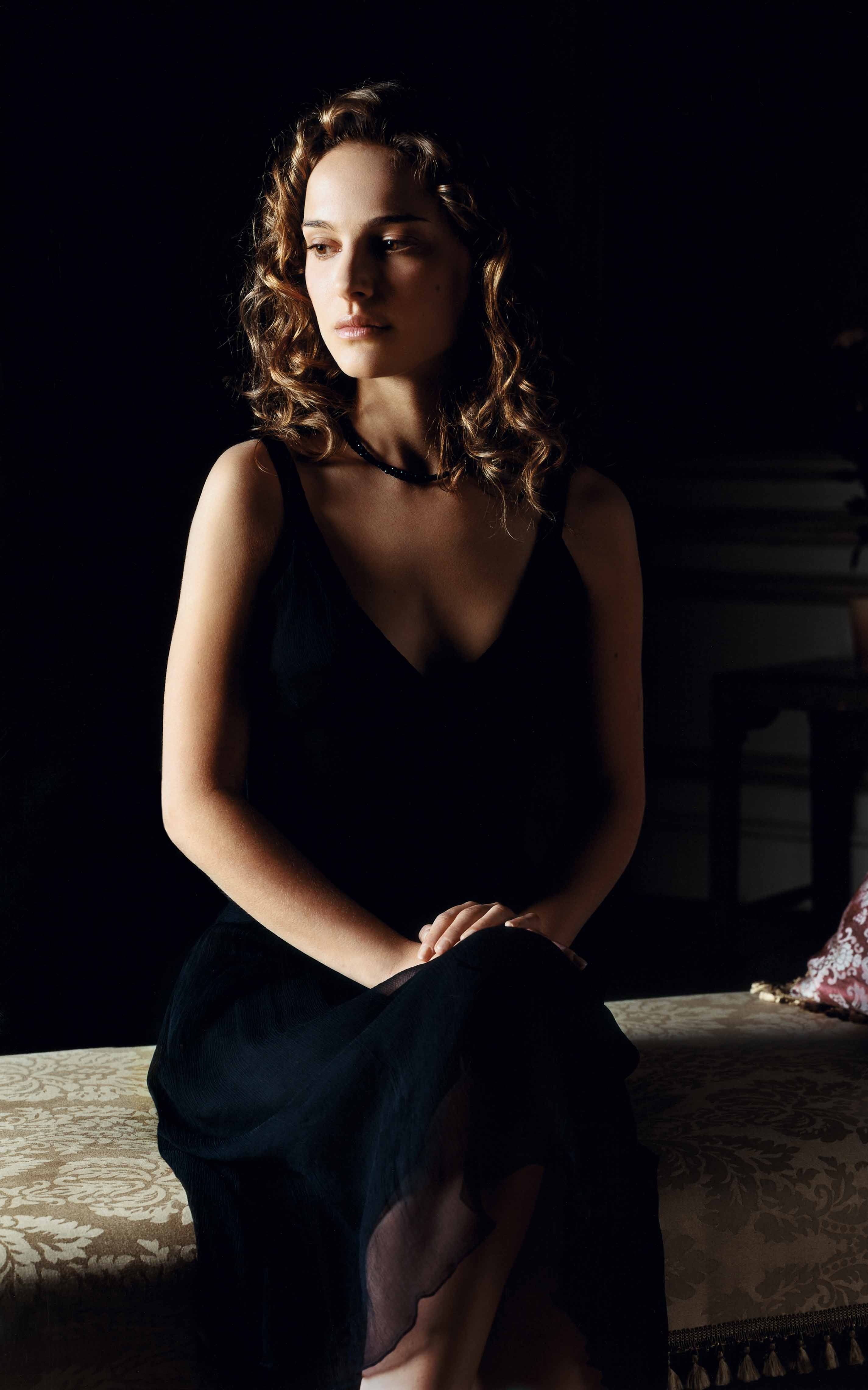 brunettes, women, actress, Natalie Portman, curly hair, black background - desktop wallpaper