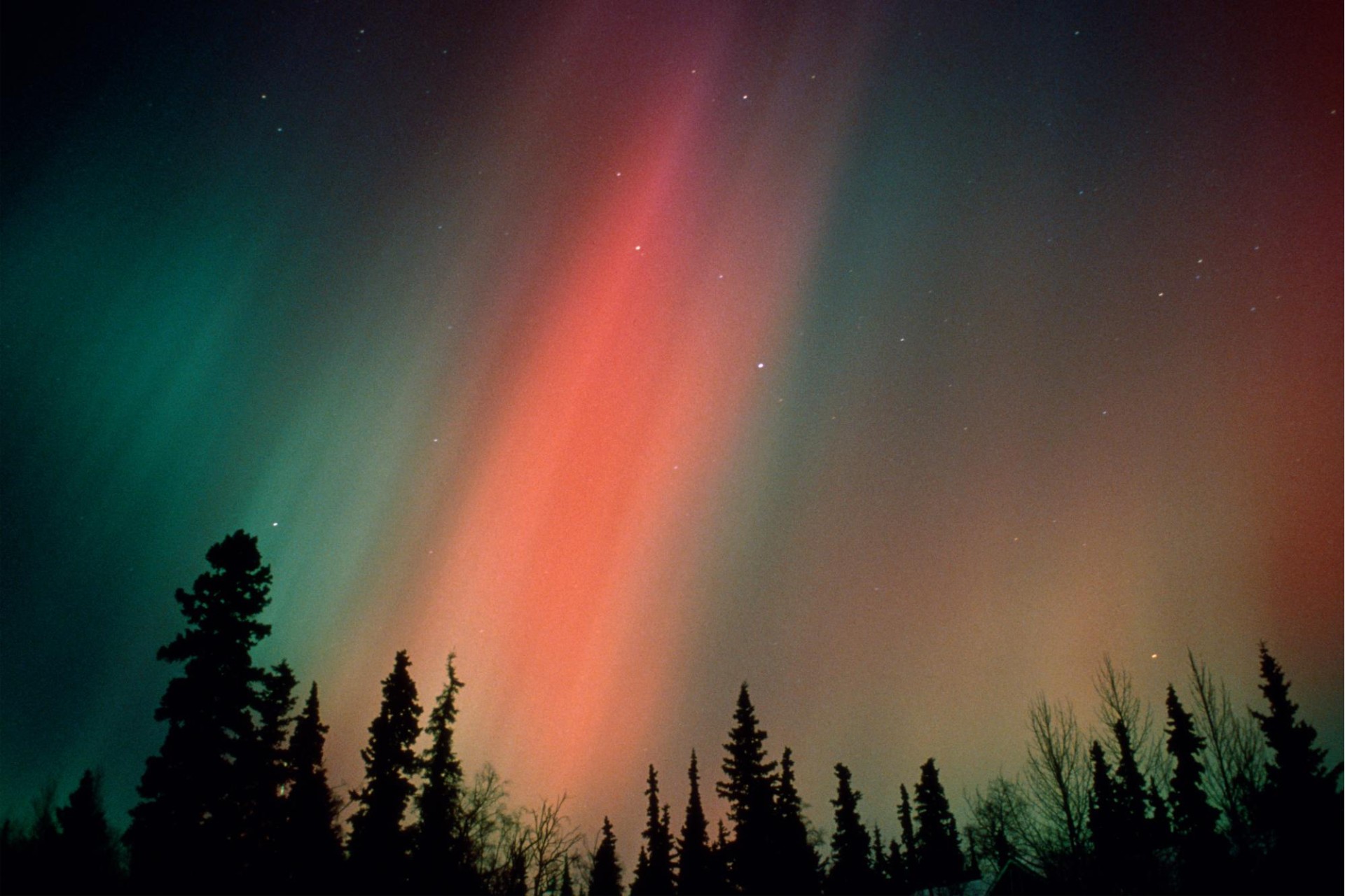 Как думаешь украли даже наше северное сияние. Aurora Borealis Северное сияние. Северное сияние оптическое явление. Гало и полярное сияние. Северное сияние Радуга гало.