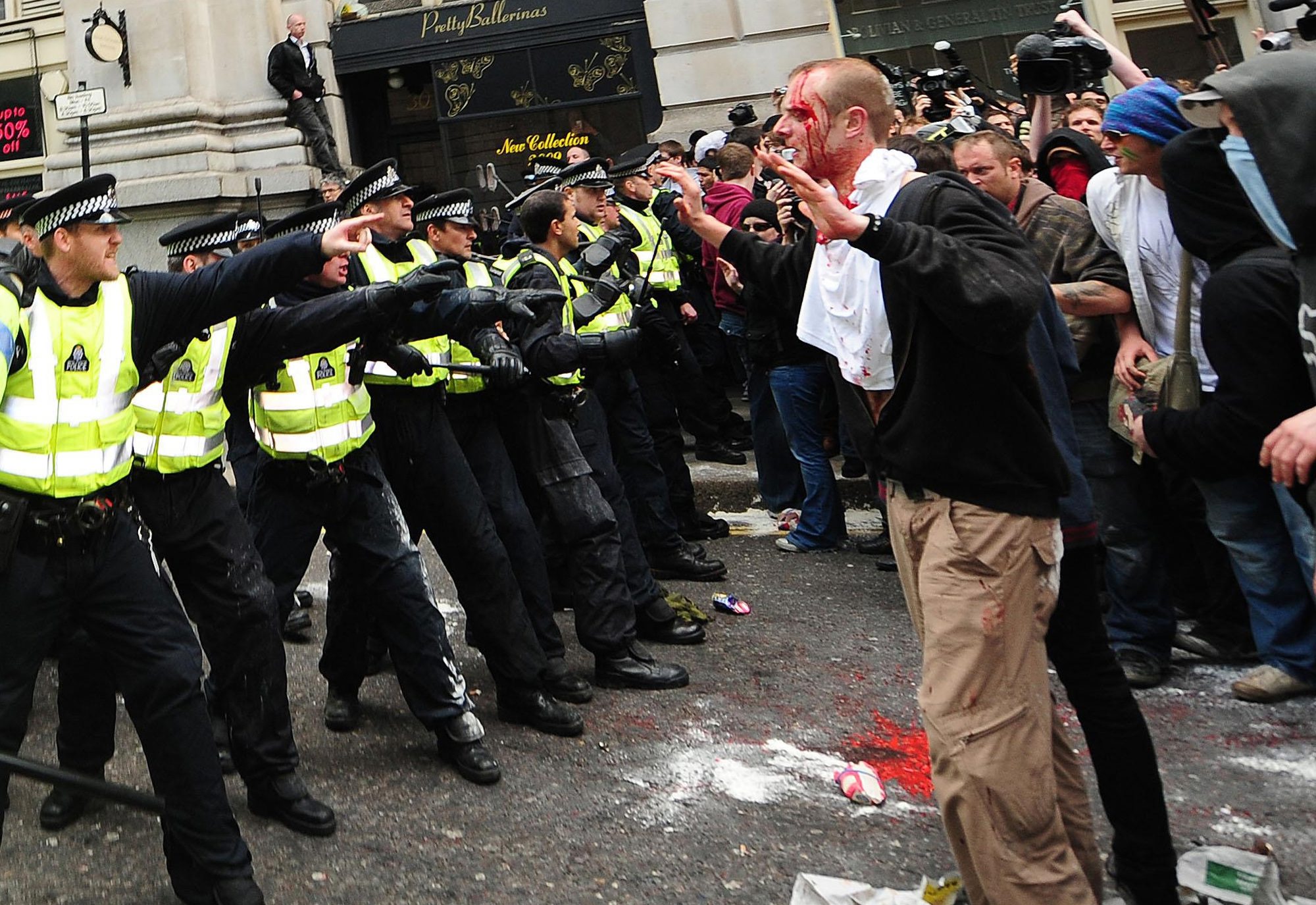 Near crowd. Англия разгон демонстрантов. Массовые беспорядки полиция. Разгон демонстрации в Англии. Демонстрация в Британии.