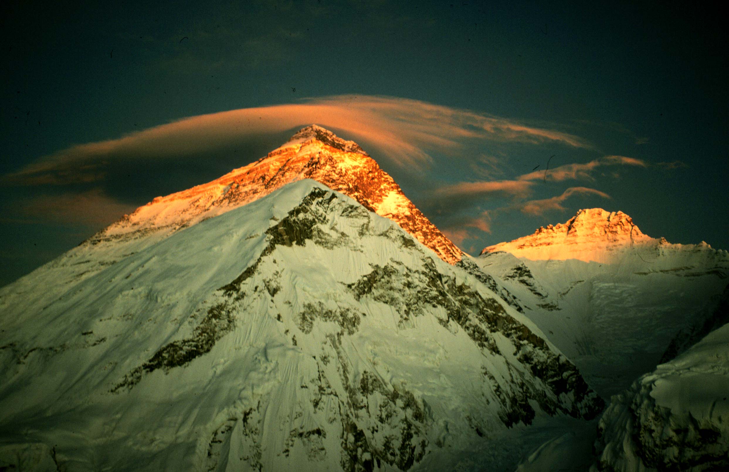 Mount Everest - desktop wallpaper
