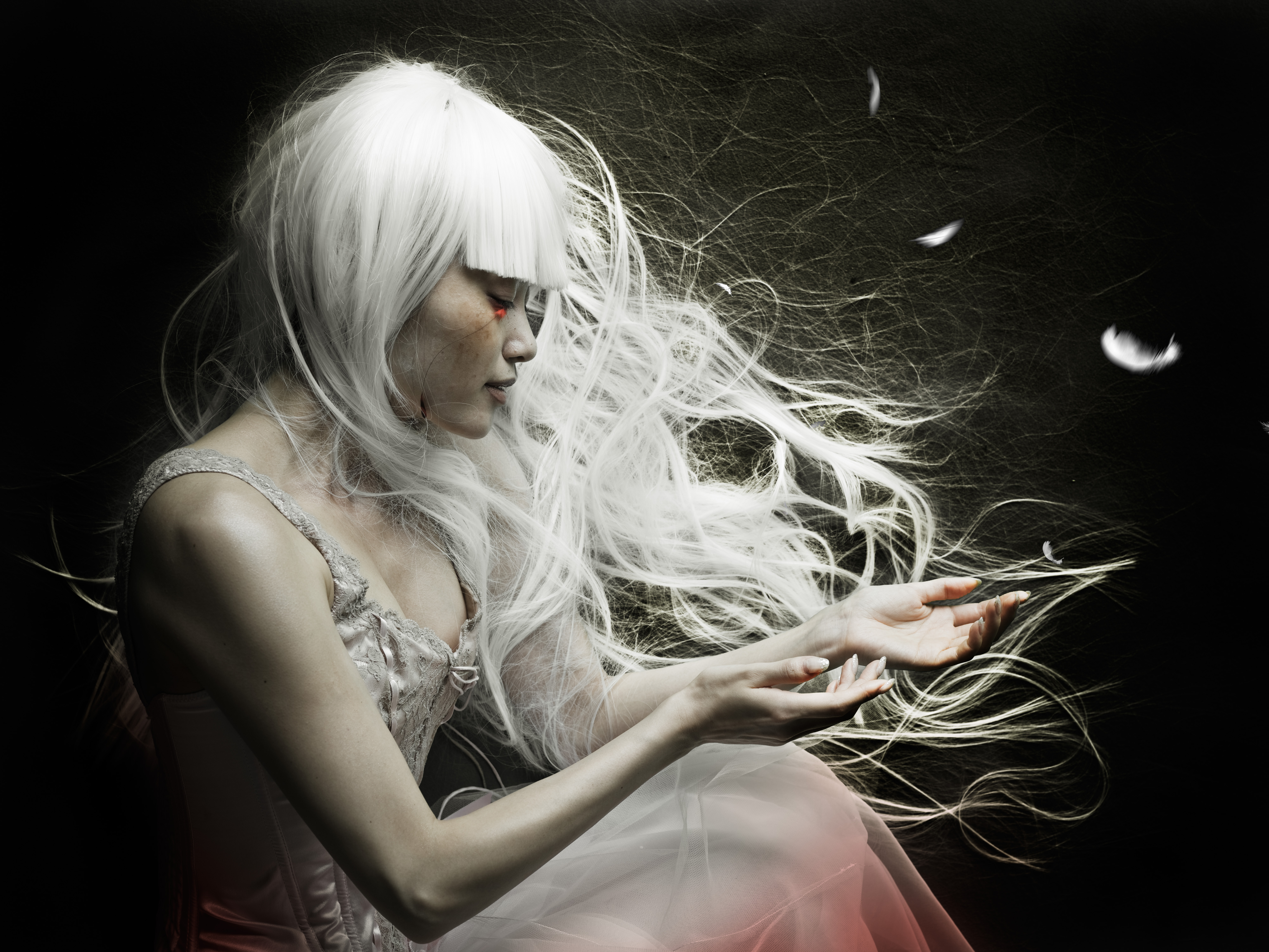 Черная магия волос. Мистические девушки. Белая ведьма. Магические волосы. Девушка мистика.