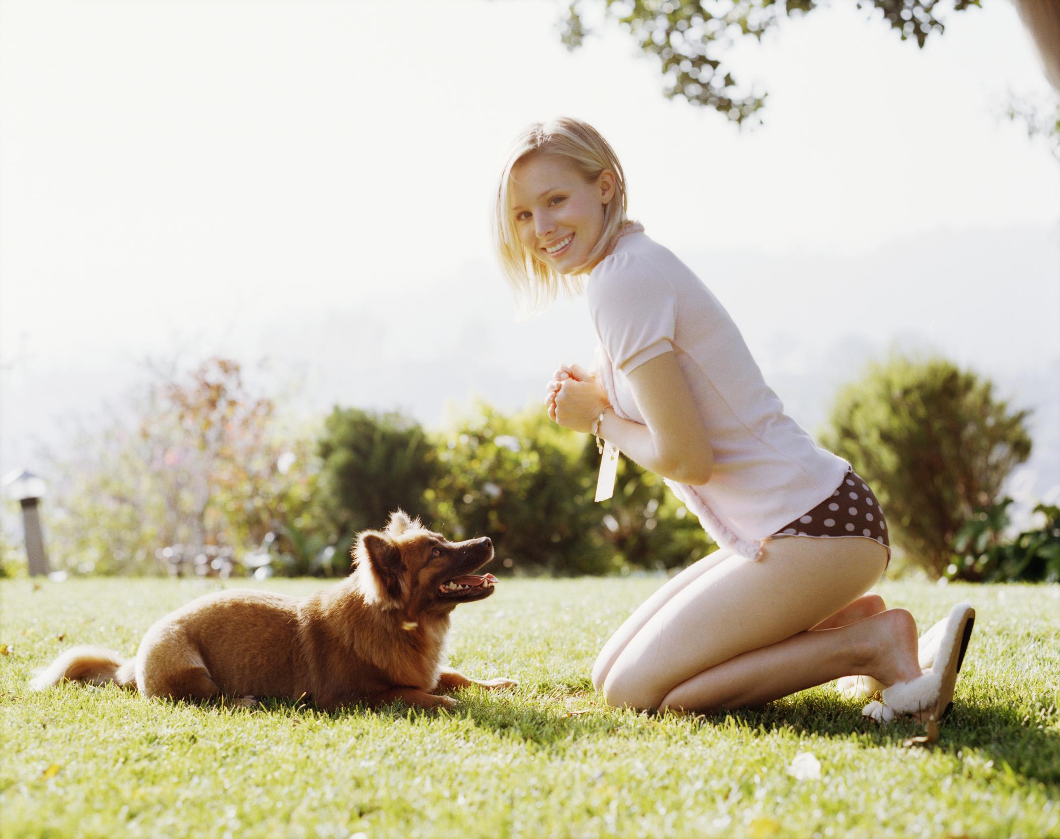 blondes, women, Kristen Bell, grass, dogs, outdoors, celebrity, pets - desktop wallpaper