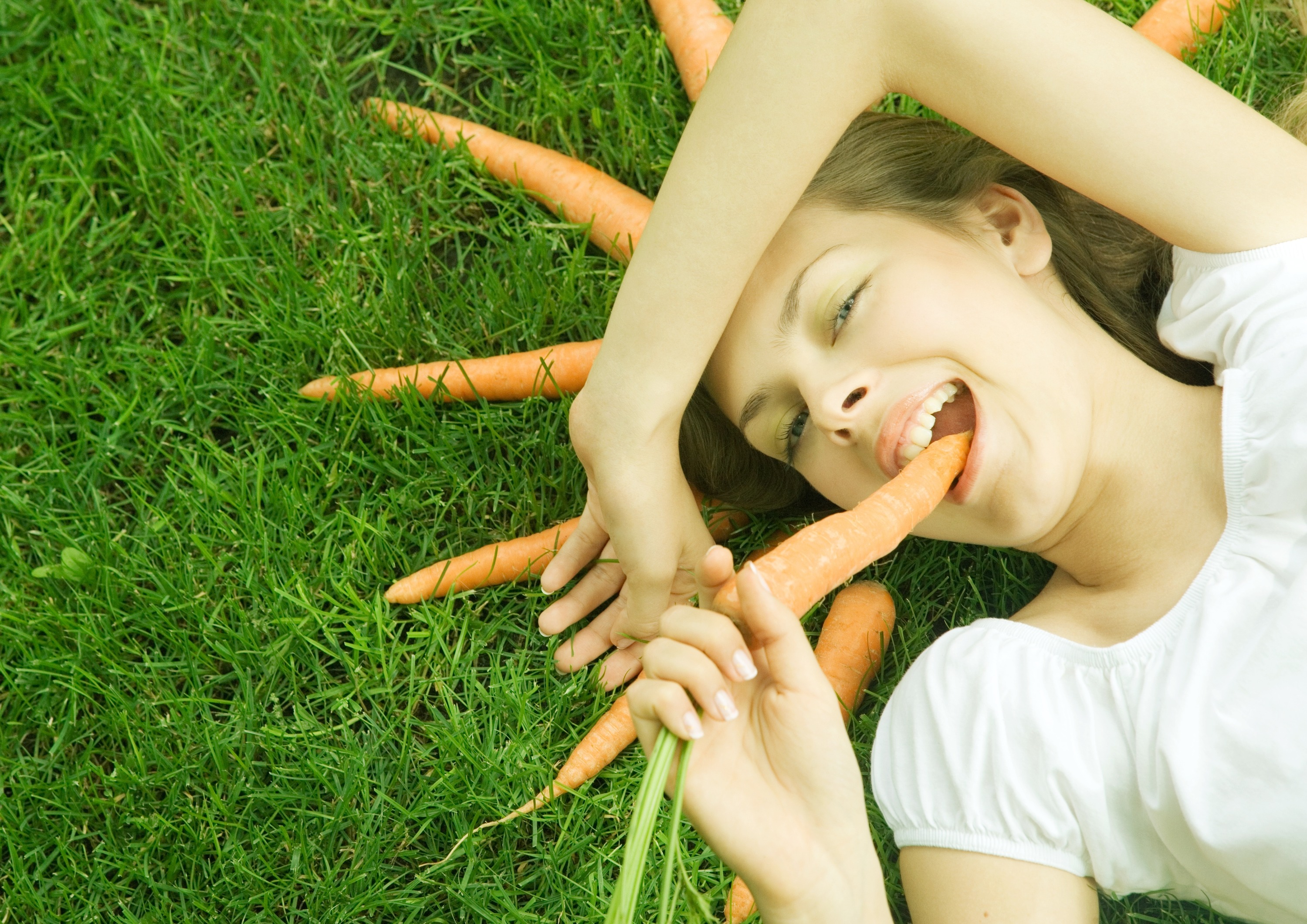 До морковкина заговенья что значит. Женщина с морковкой. Международный день моркови. Девушка морковь. Всемирный день морковки.