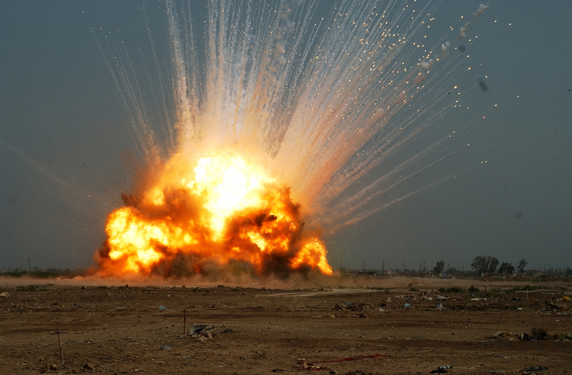 Бомбы с обедненным ураном. Наземный взрыв. Красивый взрыв. Изображение взрыва.