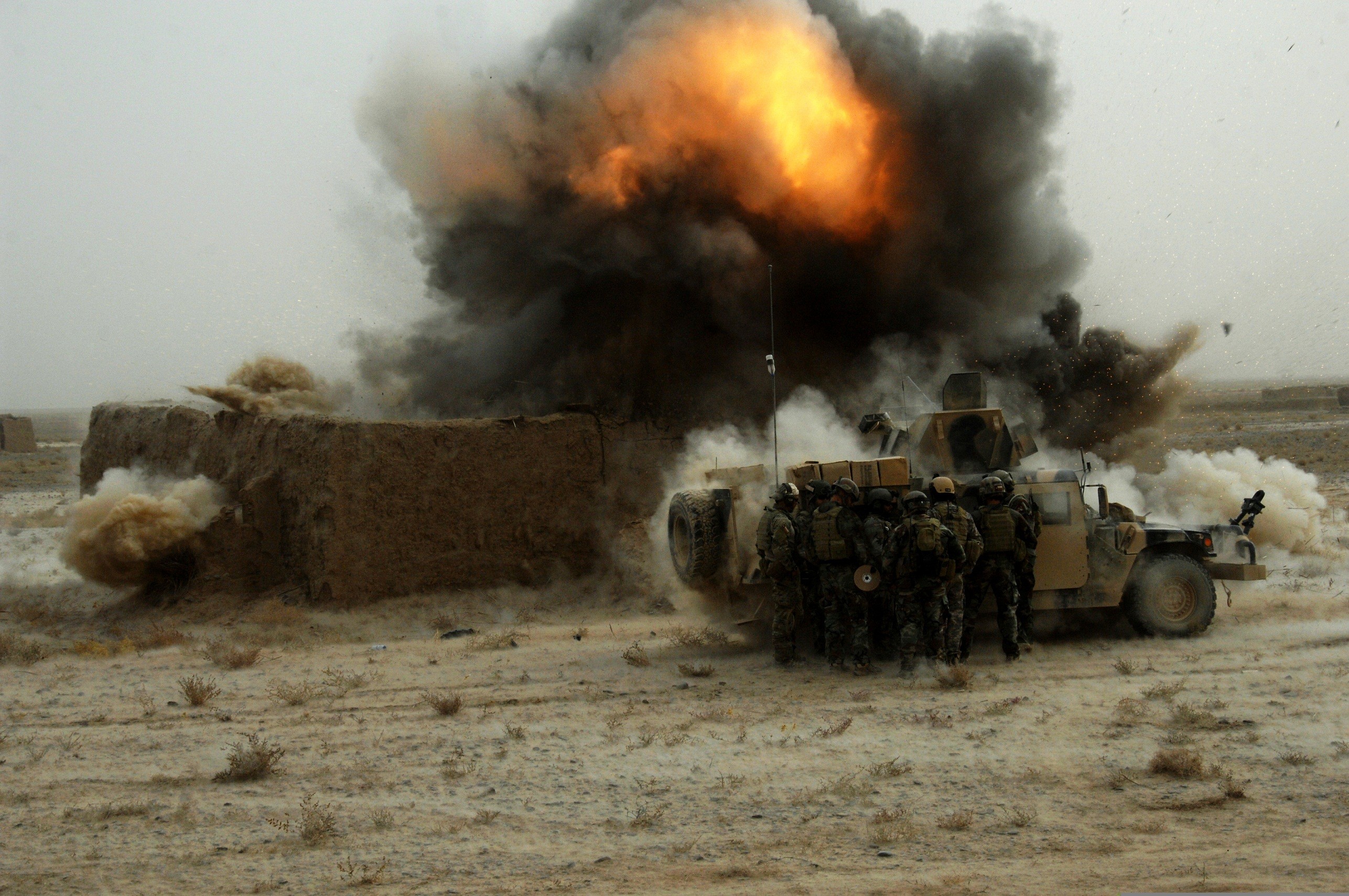 Военная техника после войны. HMMWV Афганистан. Подрывы техники в Афгане.