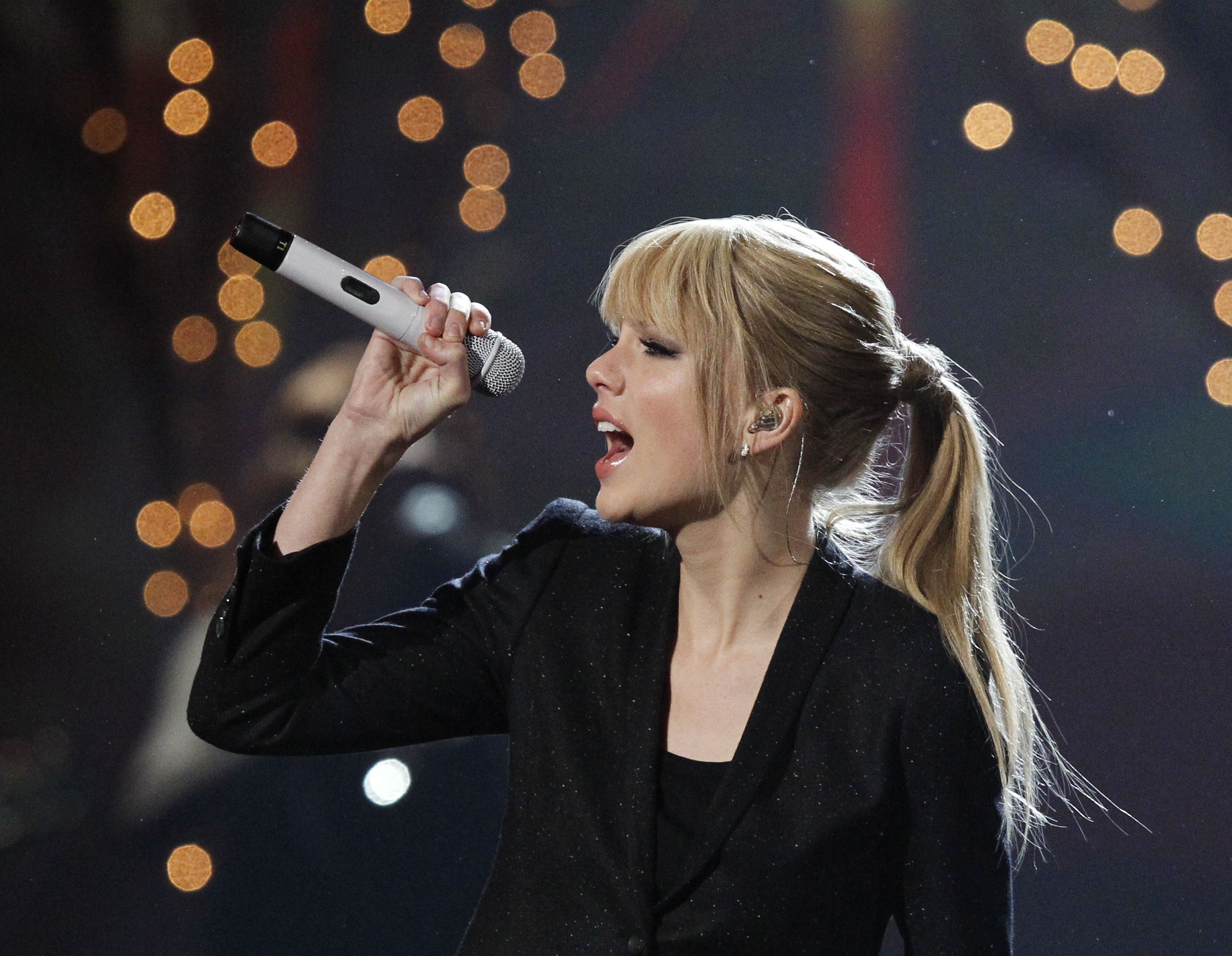 Певица поет на французском. Тейлор Свифт поет. Тейлор Свифт голос. Taylor Swift singing. Тейлор Свифт с микрофоном.