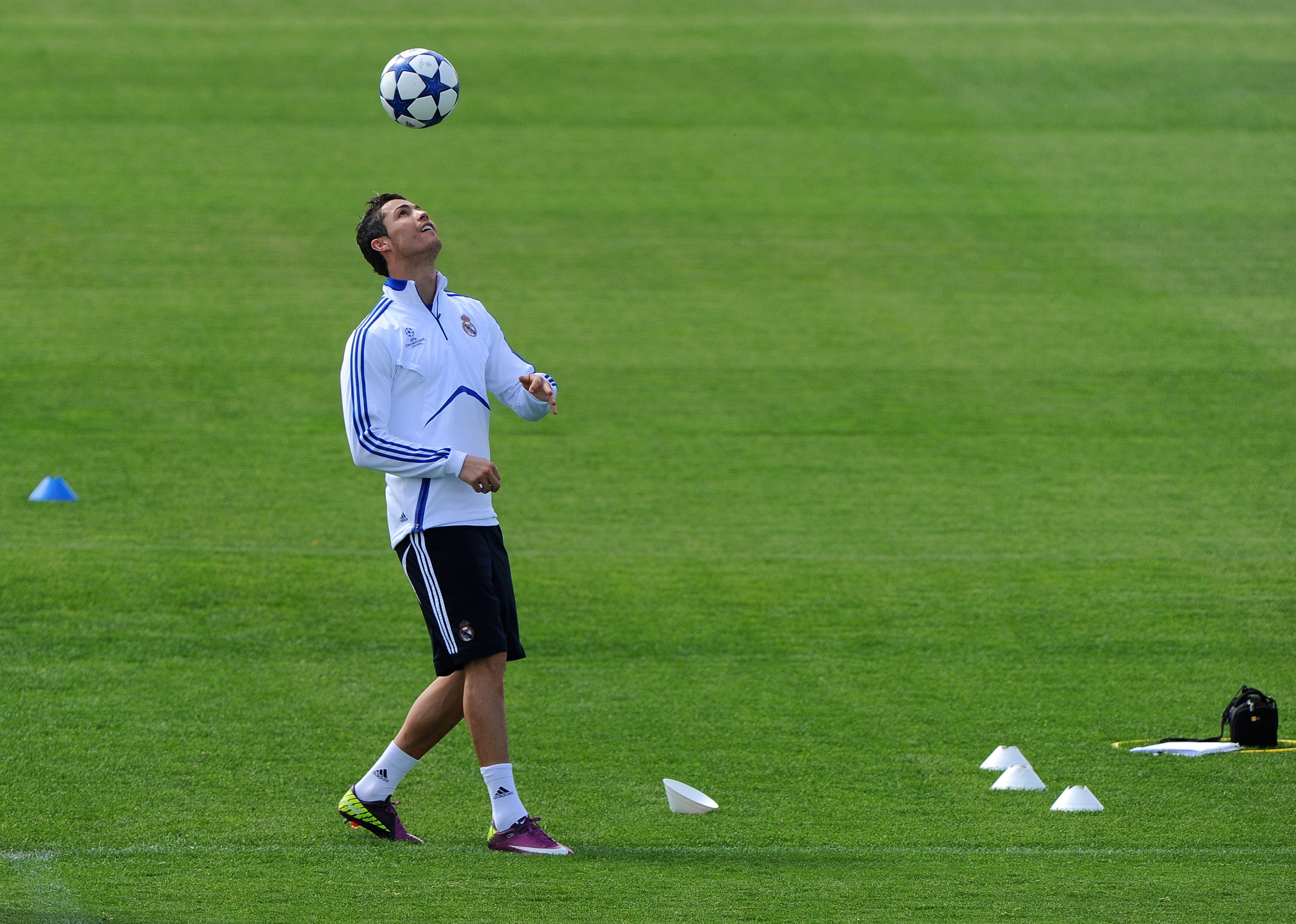 Футболист укротивший мяч. Криштиану Роналду футболисты. Криштиану Роналду на поле. Cristiano Ronaldo чеканит мяч. Криштиану Роналду на поле с мячом.