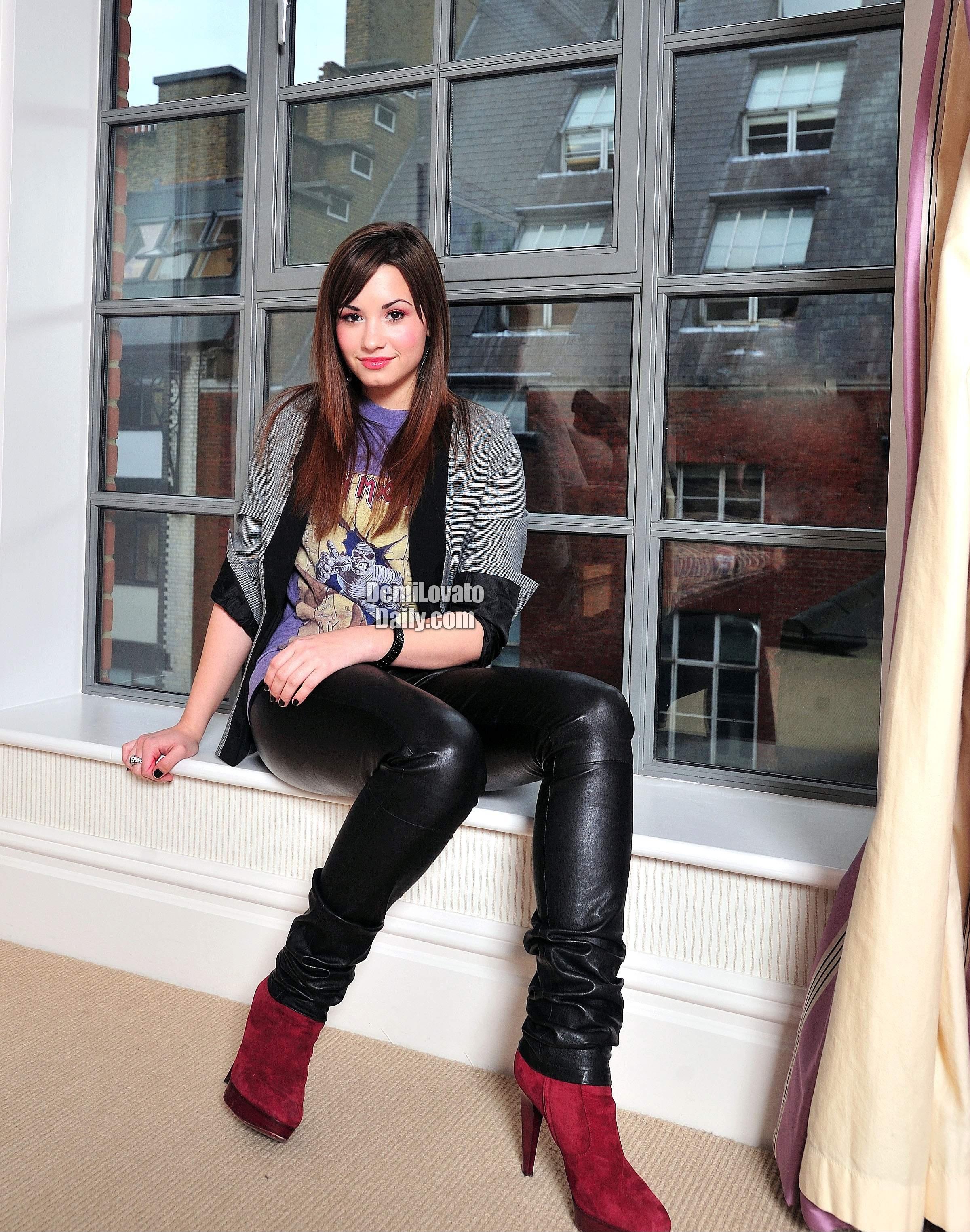 women, high heels, Demi Lovato, window panes - desktop wallpaper