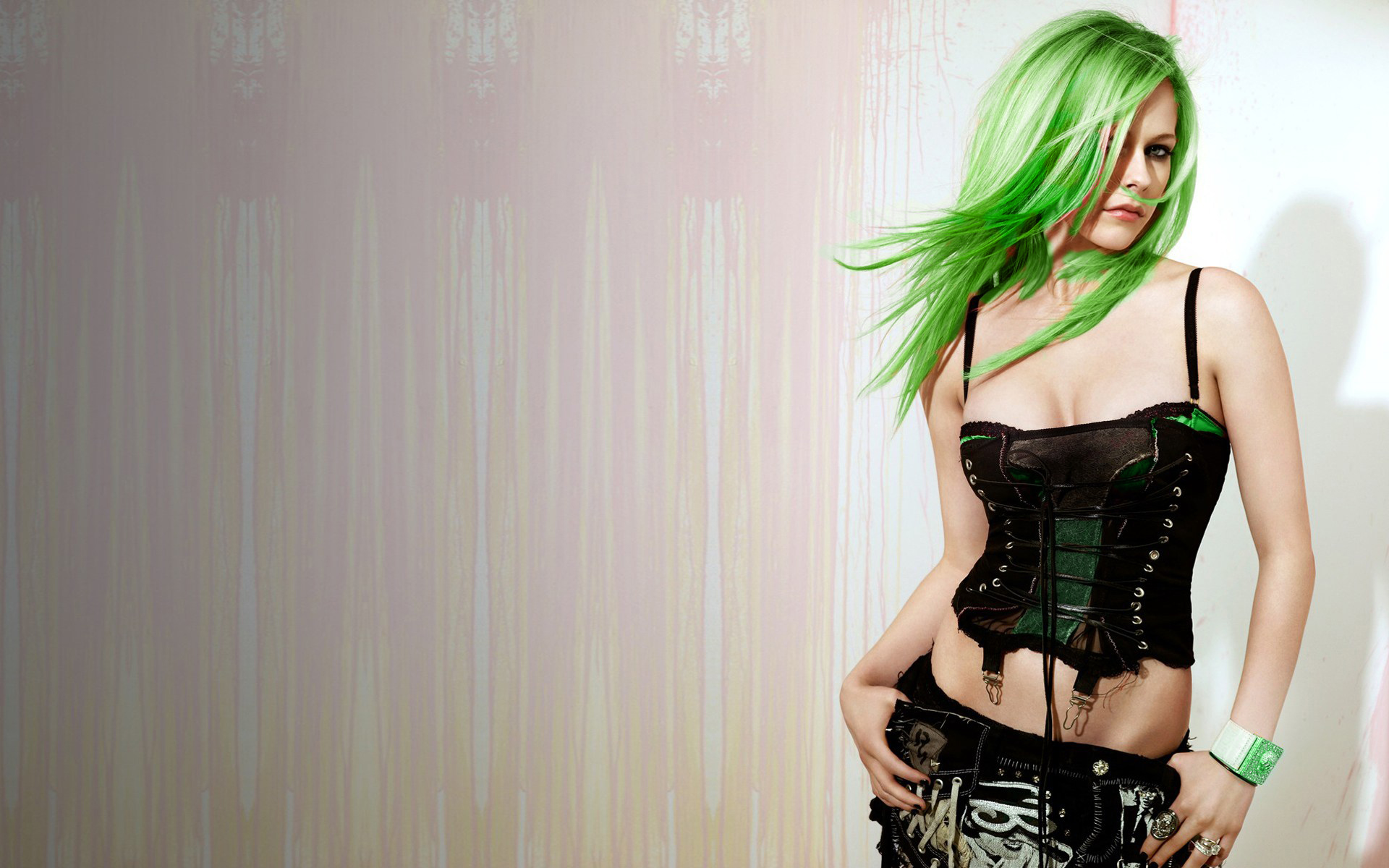 Avril Lavigne, green hair - desktop wallpaper