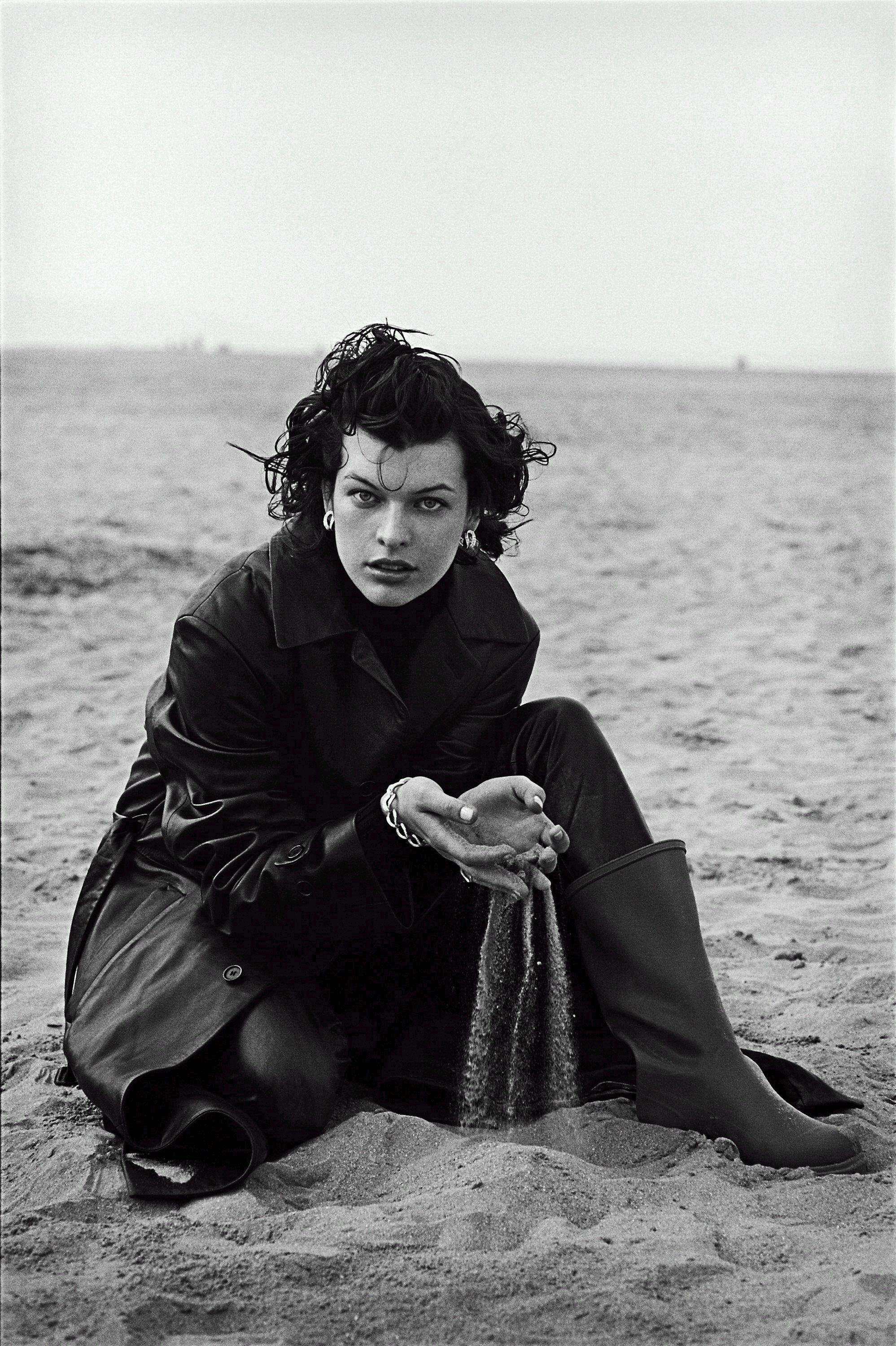 women, sand, grayscale, monochrome, Milla Jovovich - desktop wallpaper