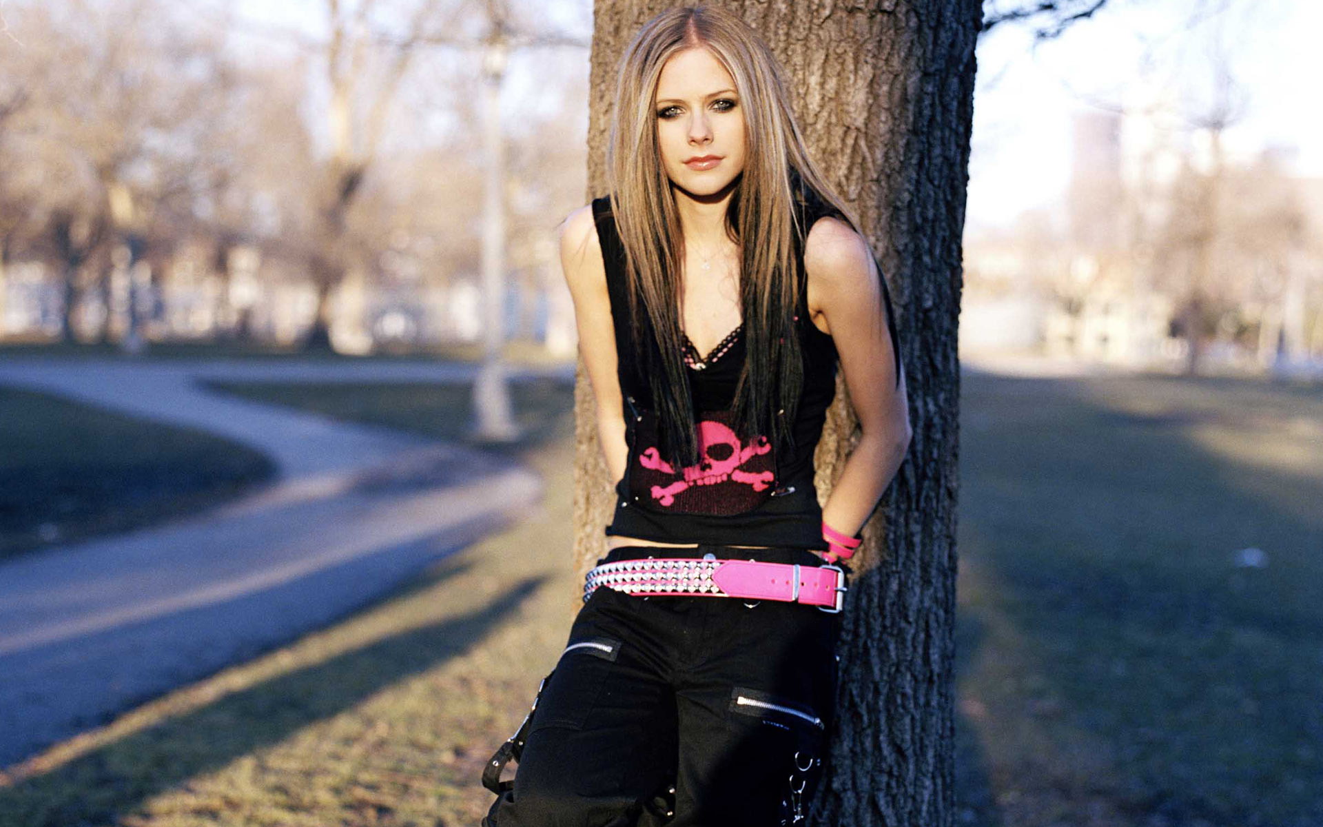 blondes, women, Avril Lavigne, trees - desktop wallpaper